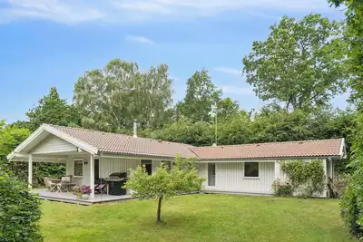 Image de Cozy and well-appointed summer house in.