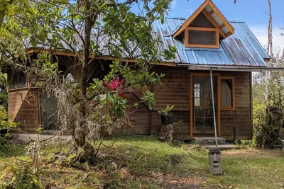 Image de Solar powered bohemian loft cottage with birds, lizards, and frogs