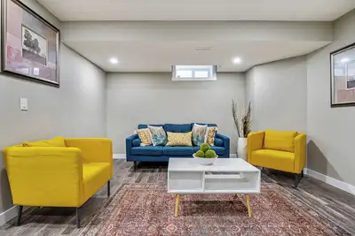 Image de A modern 2-bedroom suite, with laundry, and wet bar(Stove unavailable for now)