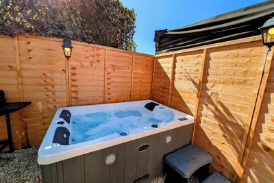 Image de 1-Bed Retreat - Hot Tub, Private Garden & Bbq