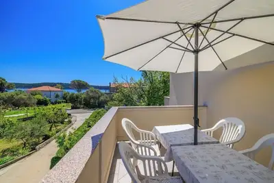 Image de Appartement d'une chambre avec la terrasse et la vue sur le mer Banjol, Rab (A-23095-b)