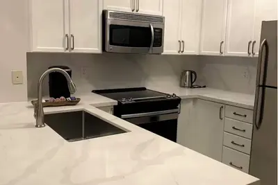 Image de Chic Downtown Mississauga Condo | 5 Min Walk to Square One!