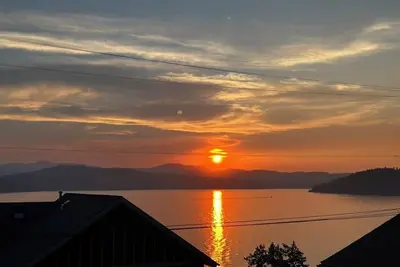 Image de Charming 3-bedroom lake view home in tranquil Coeur d'Alene