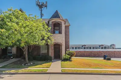 Image de The Castle by the Lake with Pool, Balcony & Garage Parking, Great Location! !