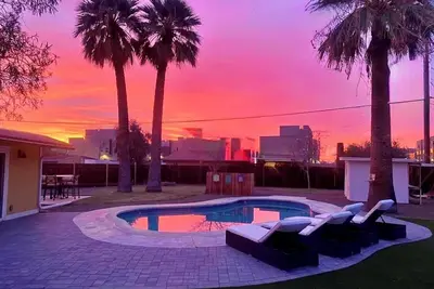 Pets Allowed+Oasis Home w/2br & 4BDs w/ Pool & Bbq & Events allowed