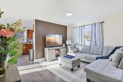 Image de Dash: 4 Bdrms, 2. 5 Ba