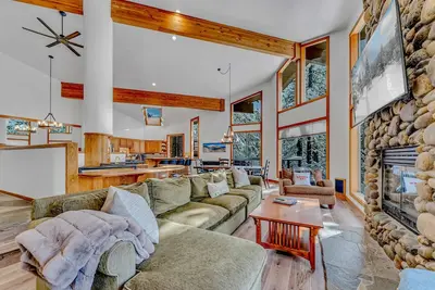 Image de Skidder Chalet: Hot Tub & Sauna!