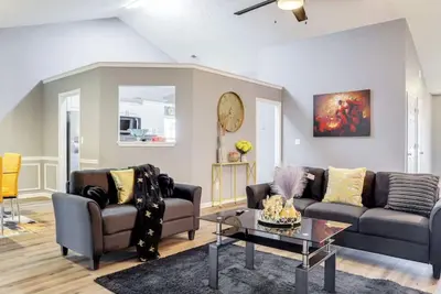 Image de Spacious & Pet-Friendly Family Home Near Shopping and Amenities! ! !