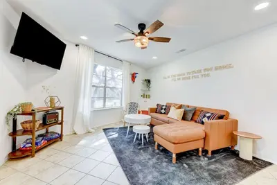 Image de Downtown - Walk to Wimberley Square! Shiner Bungalow @ Beer Ranch Project Inn