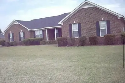 Image de Cozy ranch style house with wifi.