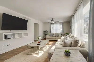 Image de 1/2 Mi to Lake Geneva: Home w/ Game Room