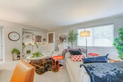 Image de Walk to Conveniences: Tempe Condo w/ Pool!