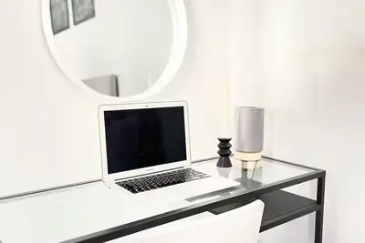 Image de Luxe Studio Apartment - Private - Modern - Parking - Wifi