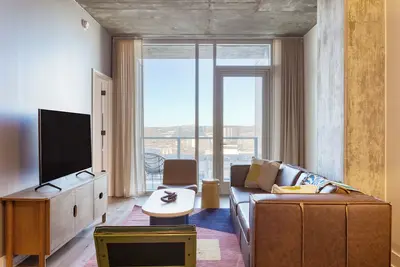 Image de New Austin High Rise w/ Luxe Amenities | Rooftop Pool, Gym, Yoga Studio & More!