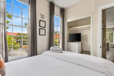 Image de Wilhelmenia Queen 2br | Walk to King | Sleeps 6