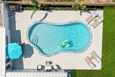 Image de 4 Bedroom 3 Bathroom Pool Home!