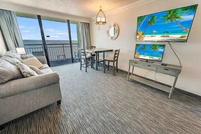 Image de New Oceanfront 1br with Heated Pools, Coral Beach!