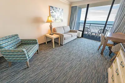 Image de New Oceanfront 1br with Heated Pools, Coral Beach!