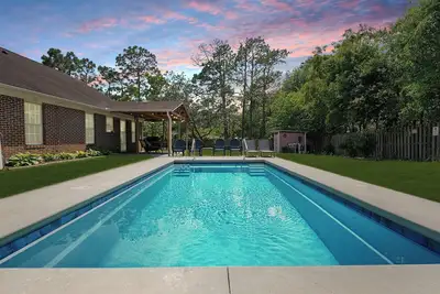 Image de Private Saltwater Pool, No Stairs, Sleeps 8, Bunk Bed, Games, Gym, Near Beaches!