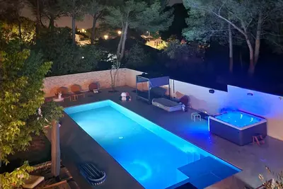 Image de Propriété familiale +studio indépendant sur terrain 1400m2/7 chb/piscine 13m+spa