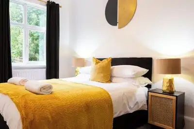 Image de Very spacious 4-bedroom house close to city centre. Sleeps up to 9!