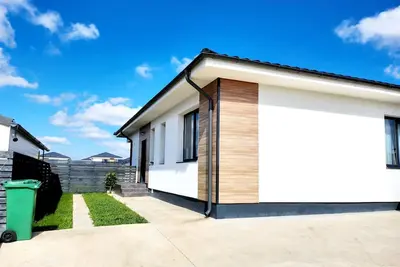 Image de 3-bedroom+living and garden house in lovely Tunari, close to Therme and airport
