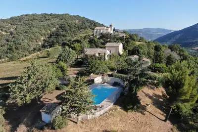 Image de Gîte 4 à 6 personnes dans hameau de charme privé avec vue panoramique et piscine