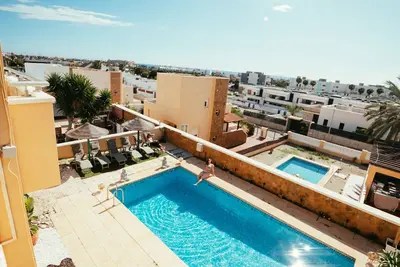 Image de Bbq, private pool and disco, sea views, golf course and Sierra Nevada.