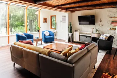 Image de Charming 2-bedroom house with King Bed, Kayaks, Fishing, Ac, 20 mins to Ann Arbor