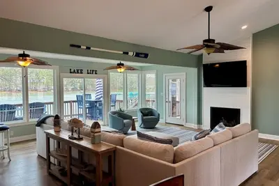 Image de Spacious 7-bedroom, 5-bath home on 168' of a wide, deep-water cove.
