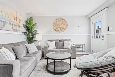 Image de Modern Beach Retreat! Sleeps 6 - Big Yard & Bbq