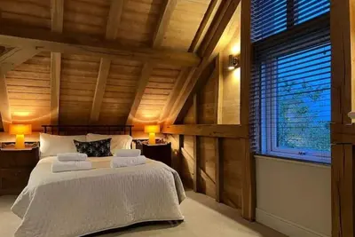 Image de The Hen House: Beautiful green oak country barn