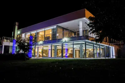 Image de 4-bedroom villa with indoor pool, spa area, fitness room, tennis court, Ac, WiFi