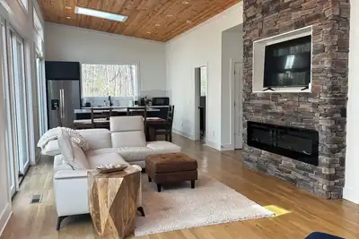 Image de Mountain Hideaway Charming 3-bedroom cabin with pool table and fireplaces.