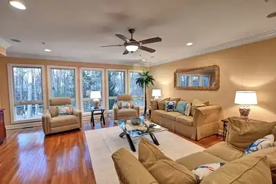 Image de Sleeps 11 - Beautiful townhome with elevator conveniently located near Bethany Beach! Community Pool! Guest will receive a 3 day state park pass for their stay!