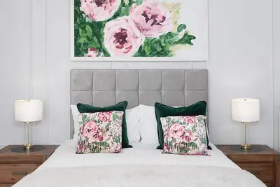 Image de Triple-Vue sur Jardin-Salle de bain et douche
