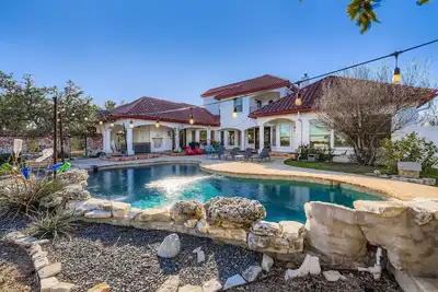 Image de 20-Acre Villa | Pool, Spa, Sauna | Sleeps 16+