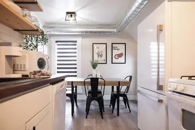 Image de Bridge St Beauty, Brunch & Bars [4 Beds 1 Bath]
