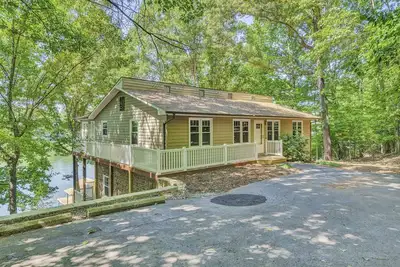 Image de Spacious waterfront house w\/deck, fire pit & grill, dog-friendly
