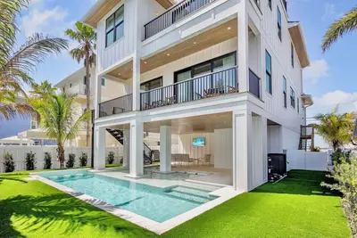 Image de Bayfront Oasis w/ Dock, Pool, Rooftop & Gulf Access