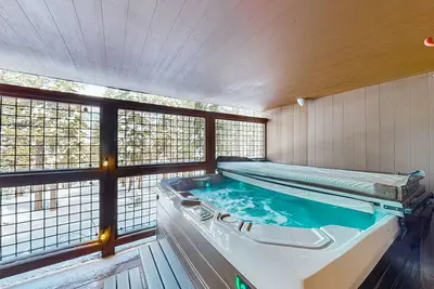 Image de Modern mountain home with private hot tub, deck, fireplace, & skiing nearby