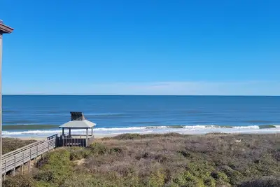 Image de Duck Tales - Oceanfront : Steps from the beach : Newly renovated!