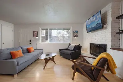 Image de Orchard Park Retreat | Perfect Year-Round for 4!