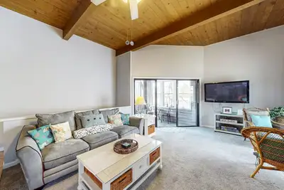 Image de Waterfront townhome on the golf course with private deck, & paid-access pools