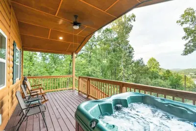 Image de 🔥 Cozy Hollow Cabin | Hot Tub, Fire Pit, Near Douglas Lake & Dollywood