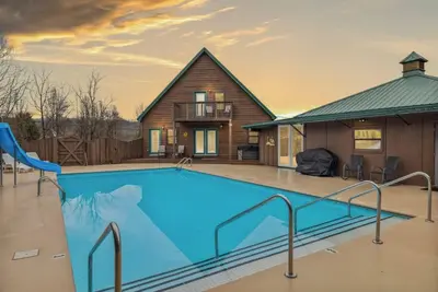 Image de *Family-friendly 3bd Cabin w/ Pool + Hot Tub! *
