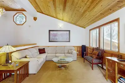 Image de Rustic home with wood stove, deck, open floor plan, & nearby activities