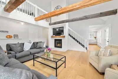 \"Big Sky\" Retreat Atop Sunapee / Ski + Lake Life
