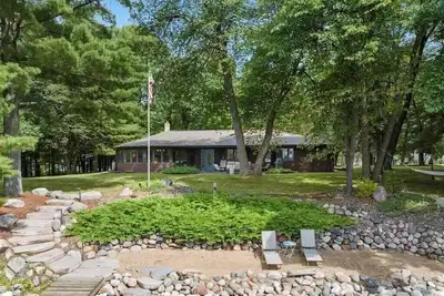 Image de 3-bedroom cabin + adjacent 5-bedroom log cabin on Rush Lake.