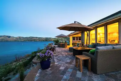 Image de Beach House at Mill Bay - Lake Chelan Manson Waterfront Home w Private Boat Slip